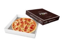Caixa quadrada para pizza aberta, com a tampa marrom e uma pizza dentro da caixa.