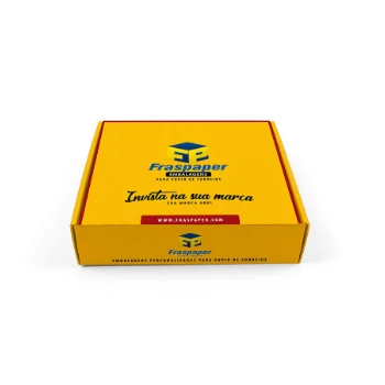 Caixa para correios amarela, fechada e com Fraspaper gravado em azul, indicando aonde vai o nome de sua marca.