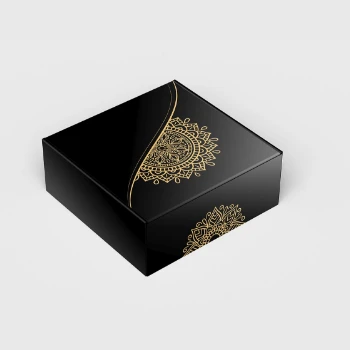 Caixa para semijoias personalizada Fraspaper de cor preta, com detalhes em dourado na parte de cima da tampa e na lateral.