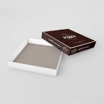 Caixa de pizza quadrada, com a tampa marrom, aberta. Há a palavra "PIZZA" gravada em branco no centro da caixa.