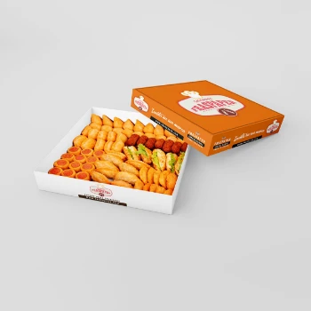 Caixa para salgados quadrada, de tampa laranja, aberta e com vários salgadinhos dentro da caixa