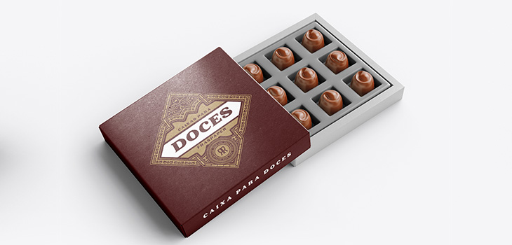Caixa de chocolates, de cor marrom, aberta mostrando as trunfas. 