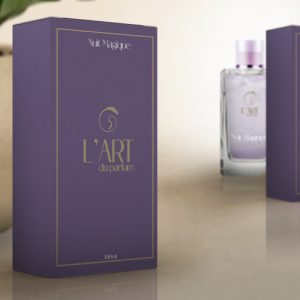 Caixa para perfume vertical, na cor roxa e com o nome do produto no centro, em dourado.