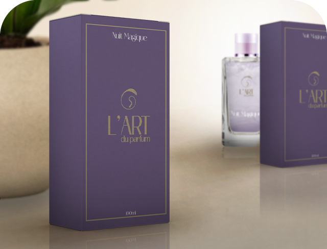Caixa para perfume vertical, na cor roxa e com o nome do produto no centro, em dourado.