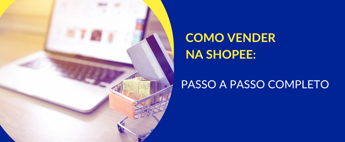 Imagem de um carrinho de compra em miniatura, com caixas e um cartão de crédito dentro, ao lado de um notebook aberto em uma página de de e-commerce