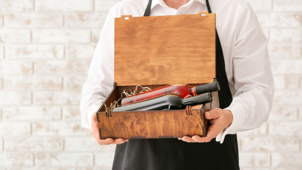 Homem segurando caixa para vinho personalizada